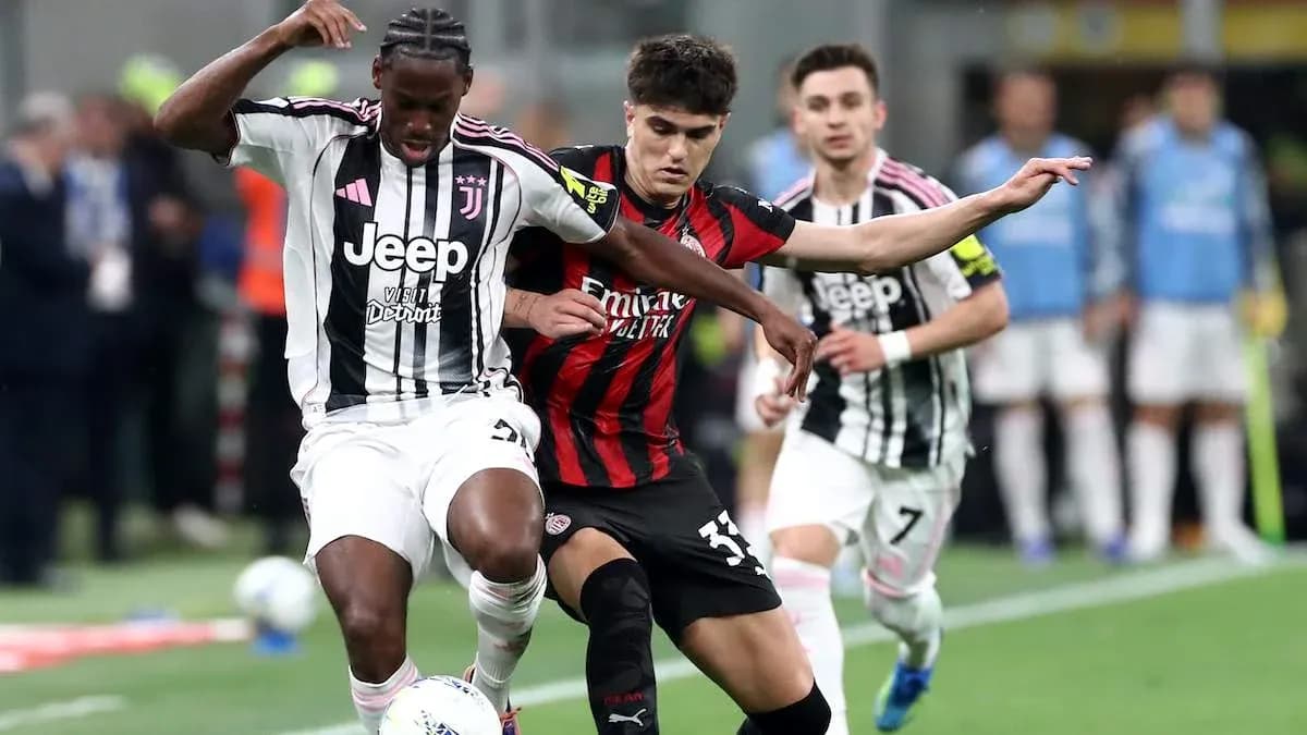 Игроки Juventus и AC Milan борются за мяч