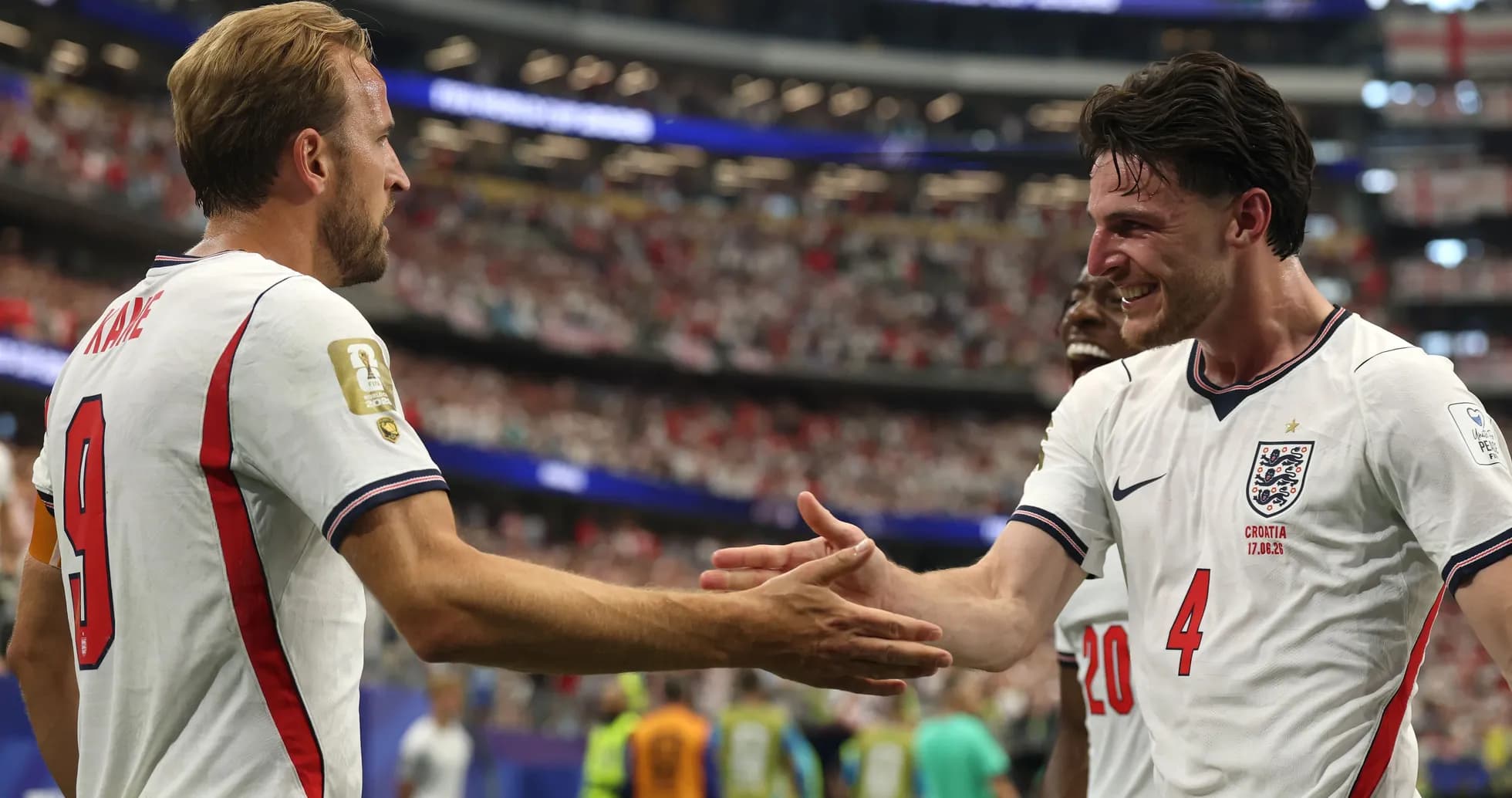 Игроки Англии приветствуют друг друга после гола