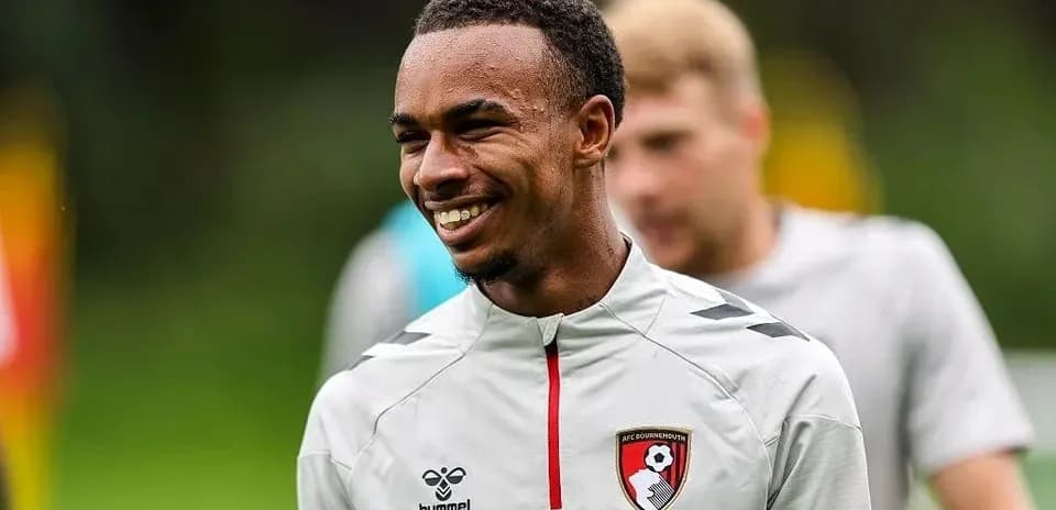 Игрок AFC Bournemouth на тренировке, улыбается
