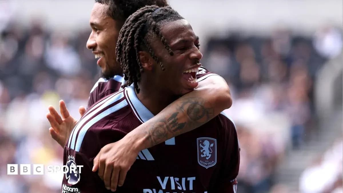 Игроки Aston Villa празднуют гол на поле