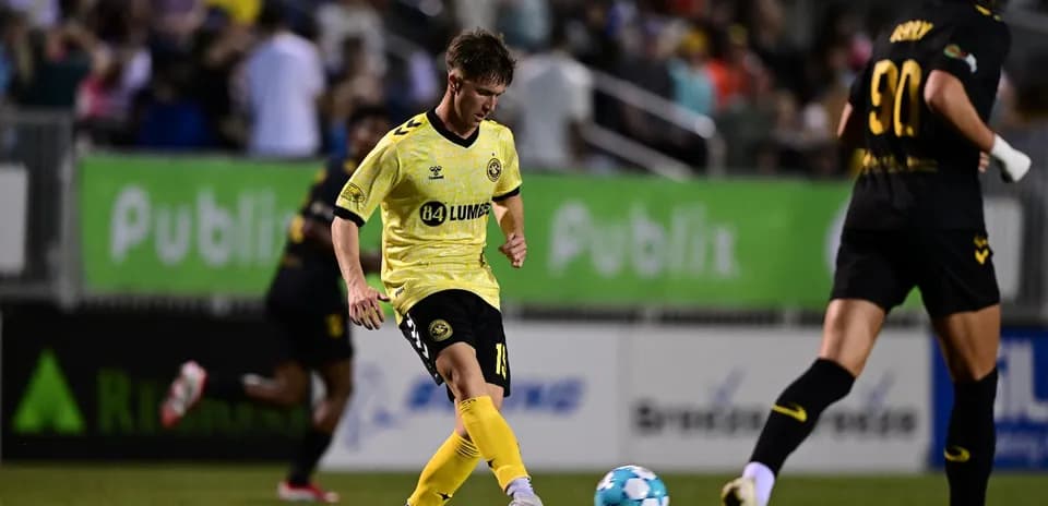 Игрок Charleston Battery на поле во время матча