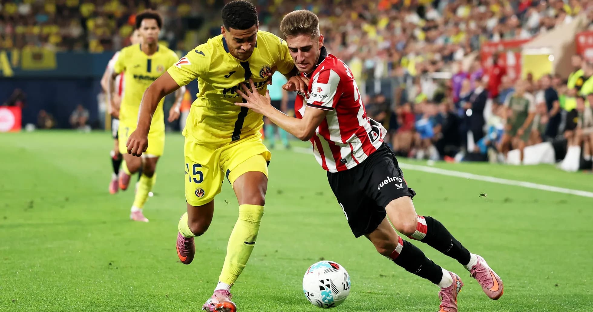 Игроки Mallorca и Villarreal в борьбе за мяч