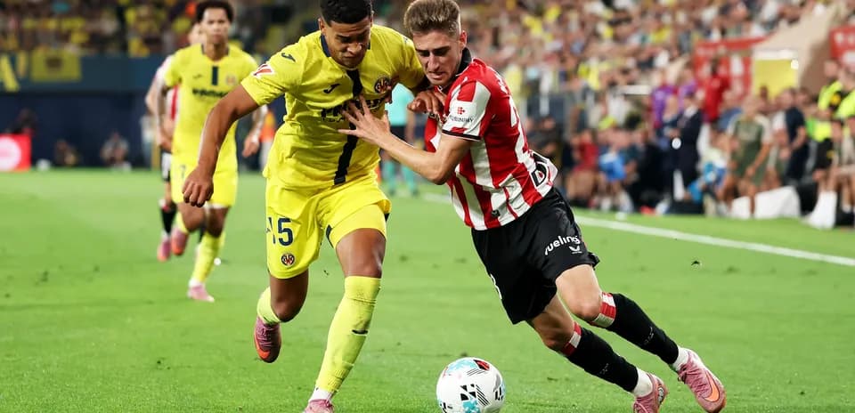 Игроки Mallorca и Villarreal в борьбе за мяч