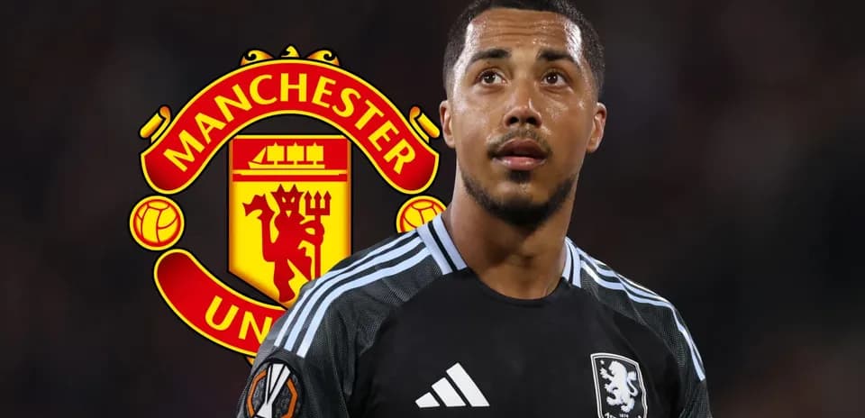 Вратарь Aston Villa на фоне логотипа Manchester United
