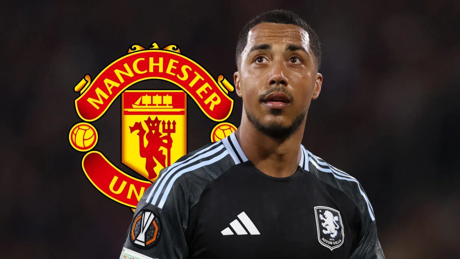 Вратарь Aston Villa на фоне логотипа Manchester United