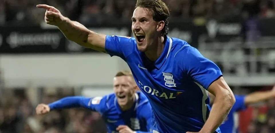 Игрок Birmingham City празднует гол на поле