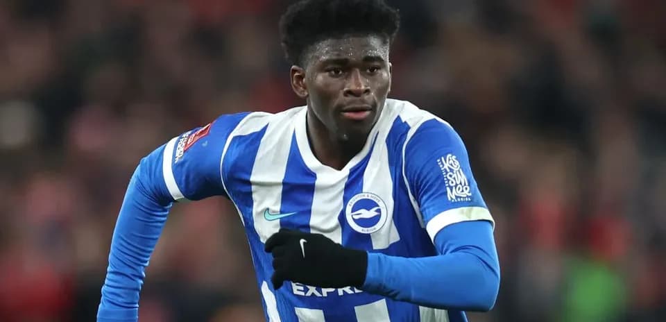 Игрок Brighton бежит по полю во время матча