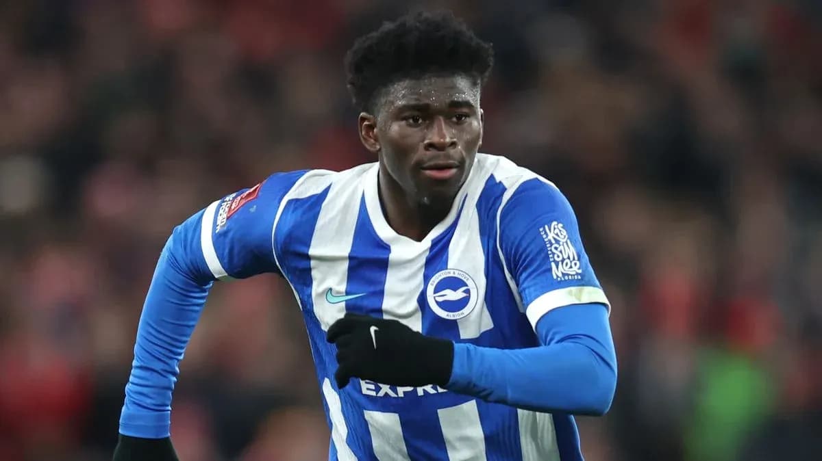 Игрок Brighton бежит по полю во время матча
