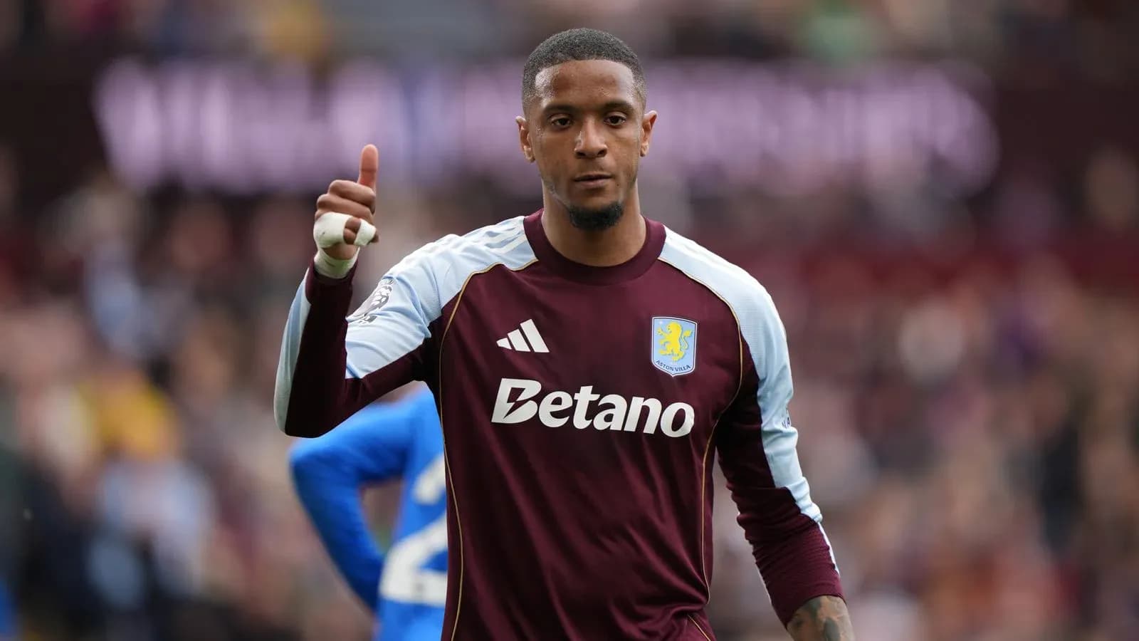 Вратарь Aston Villa с поднятым большим пальцем