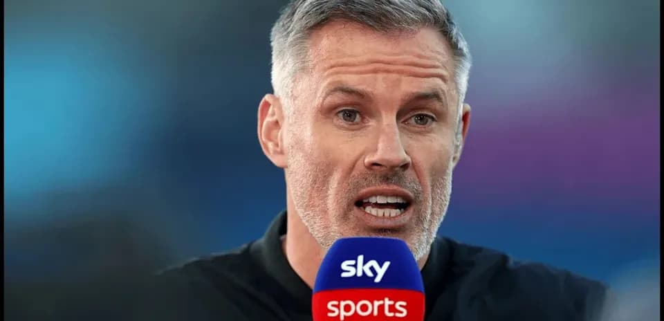 Спикер говорит в микрофон Sky Sports на фоне