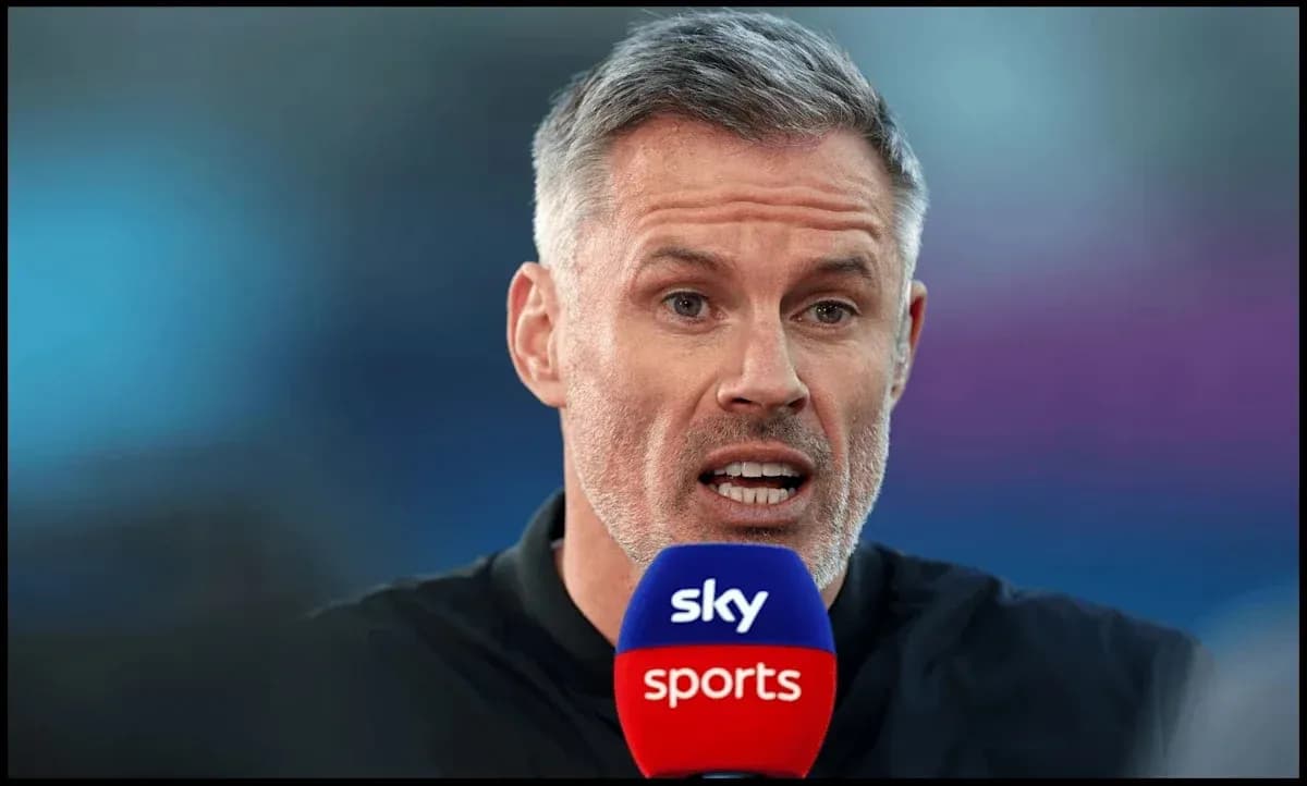 Спикер говорит в микрофон Sky Sports на фоне