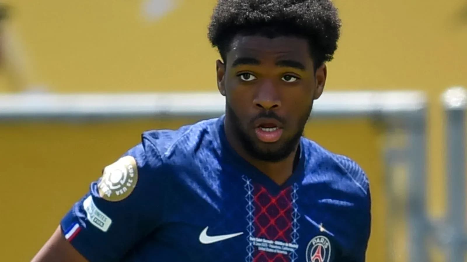 Игрок в синей форме PSG на поле