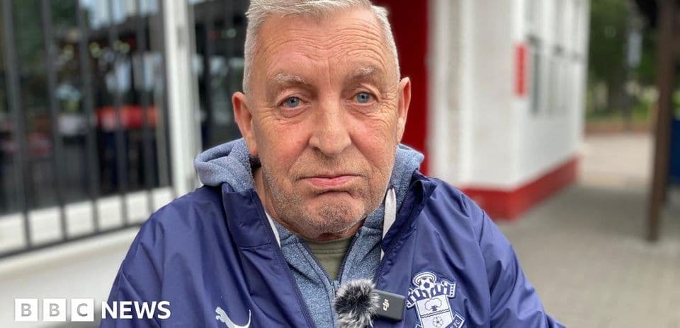 Человек в куртке Southampton FC на улице