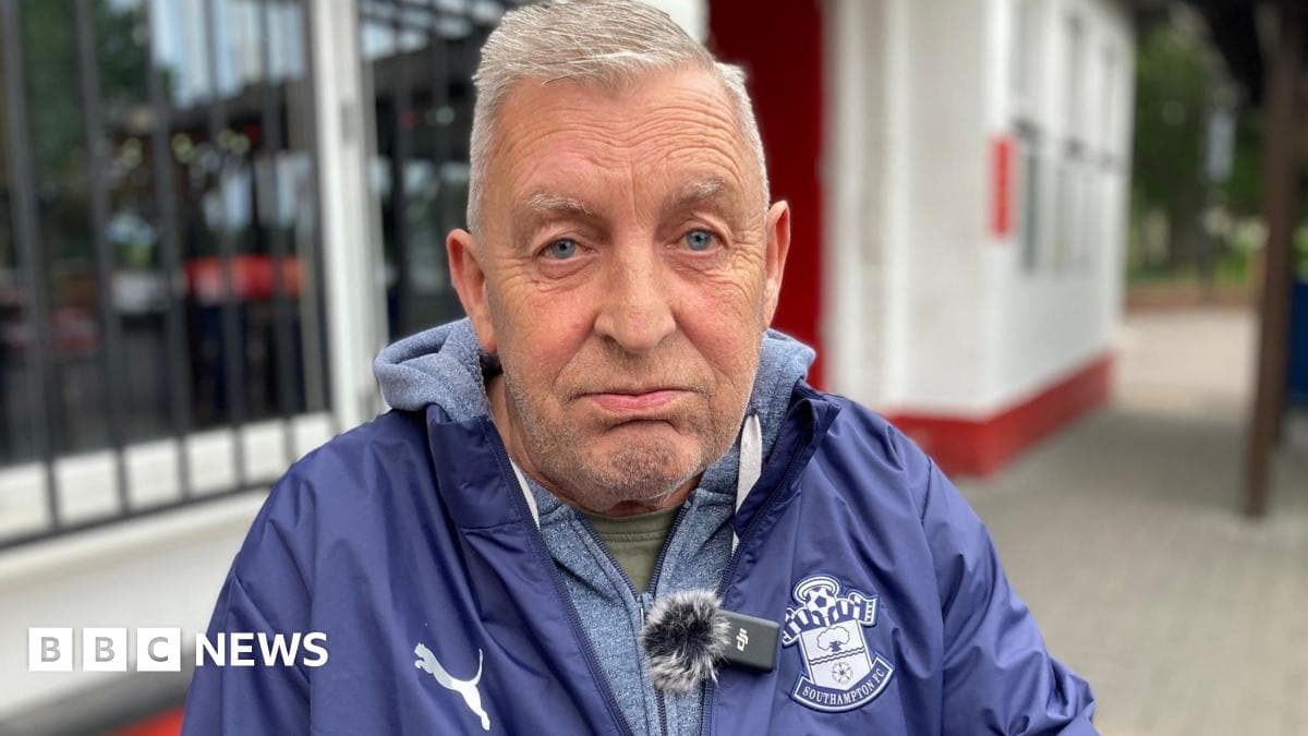 Человек в куртке Southampton FC на улице