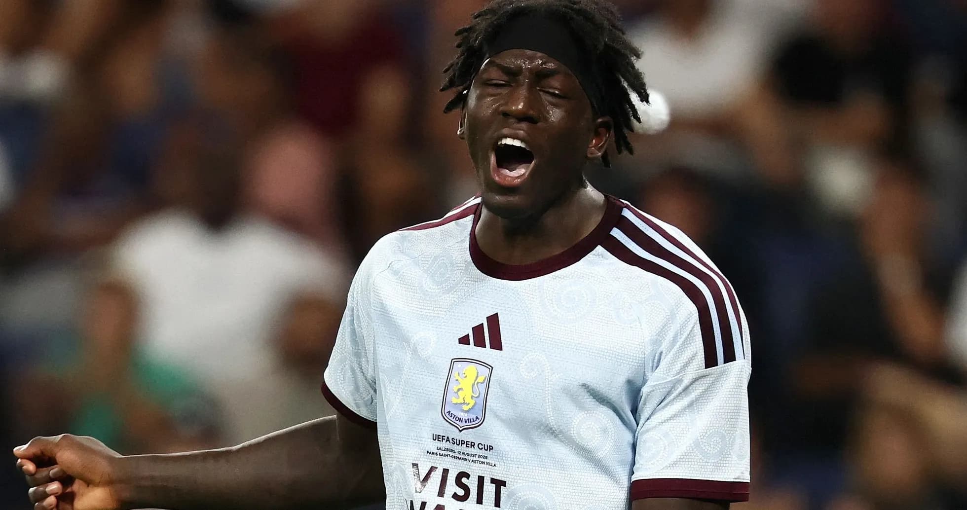 Игрок Aston Villa выражает эмоции на поле