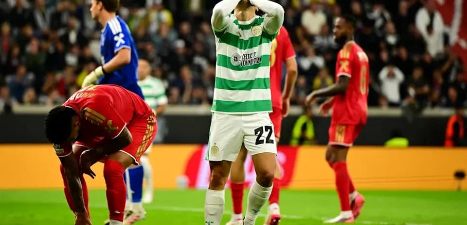 Игрок Celtic с расстроенным выражением на поле