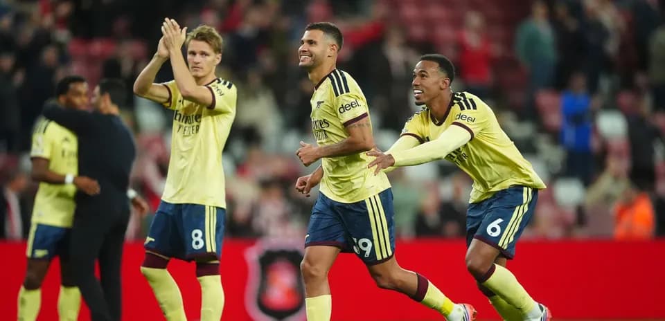 Игроки Arsenal празднуют победу после матча