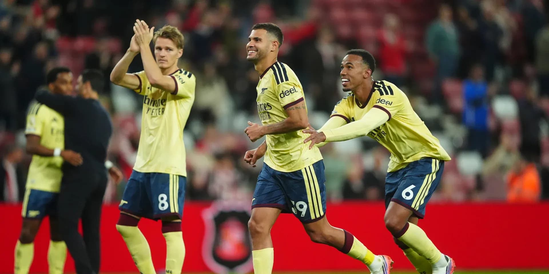 Игроки Arsenal празднуют победу после матча