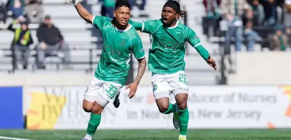 Игроки NY Cosmos празднуют гол в матче