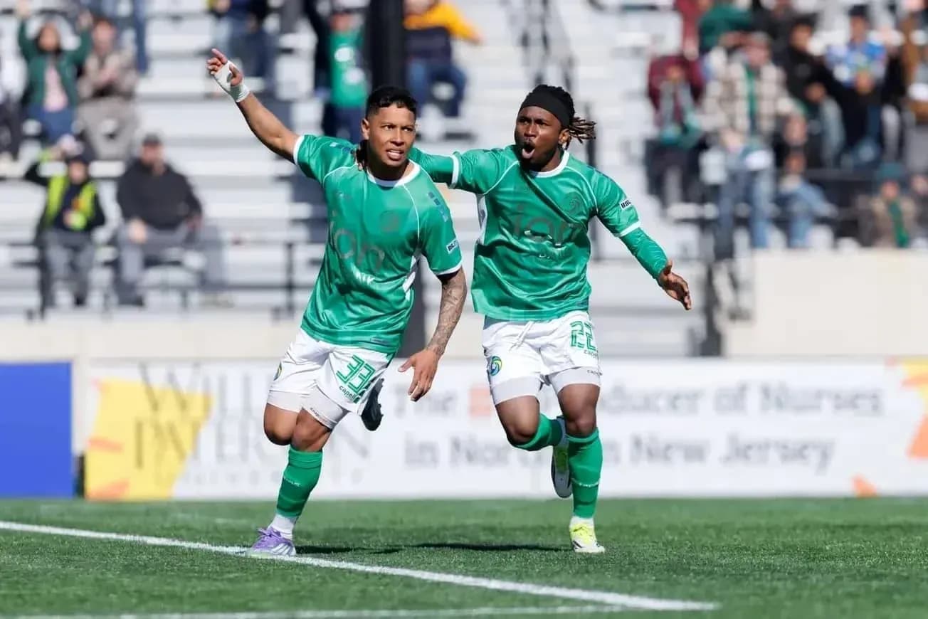 Игроки NY Cosmos празднуют гол в матче