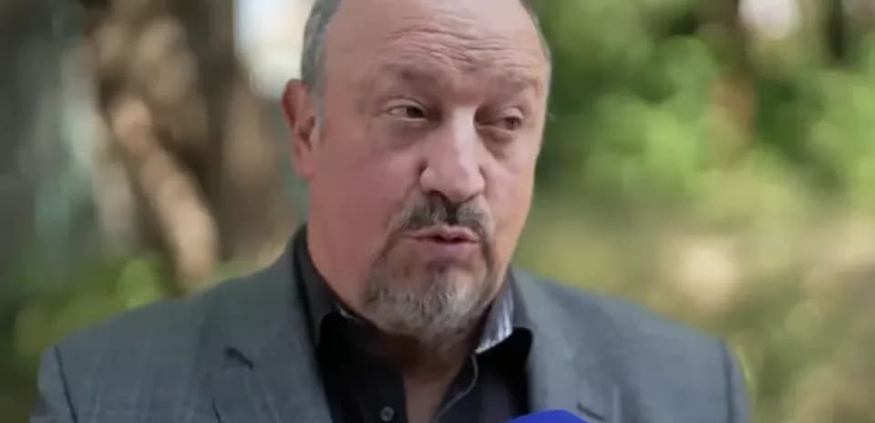 Человек говорит на интервью на улице