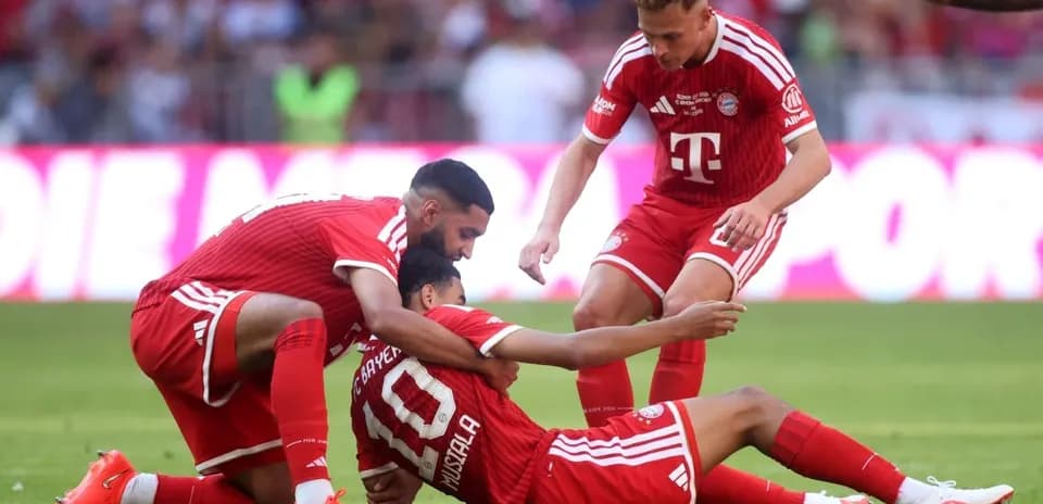 Игроки Bayern Munich помогают товарищу по команде