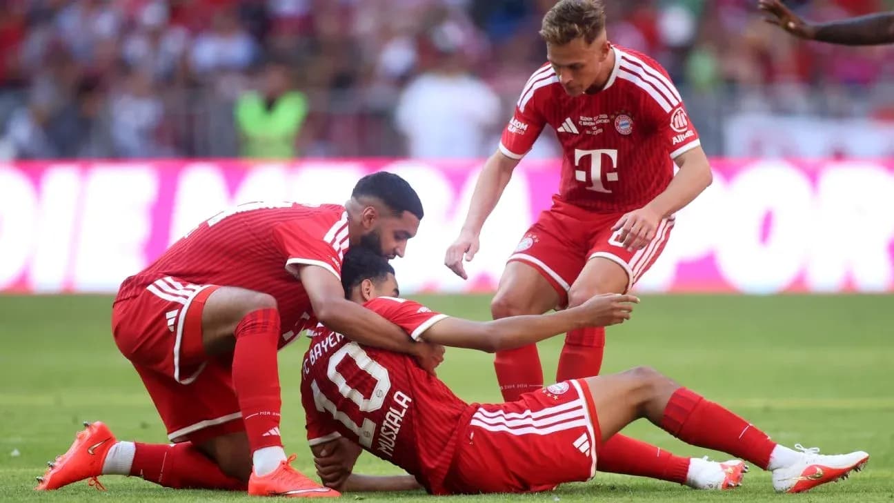 Игроки Bayern Munich помогают товарищу по команде