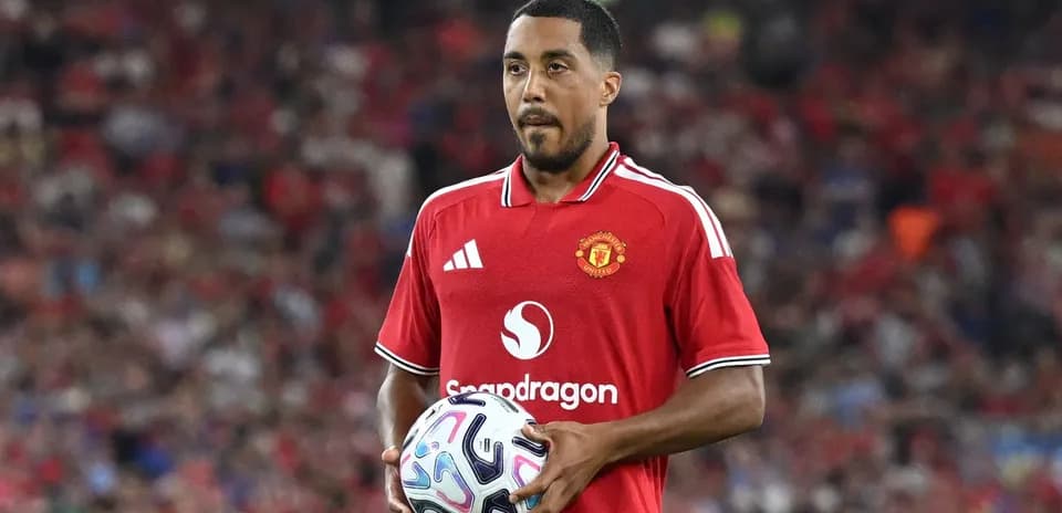 Игрок Manchester United держит мяч на поле