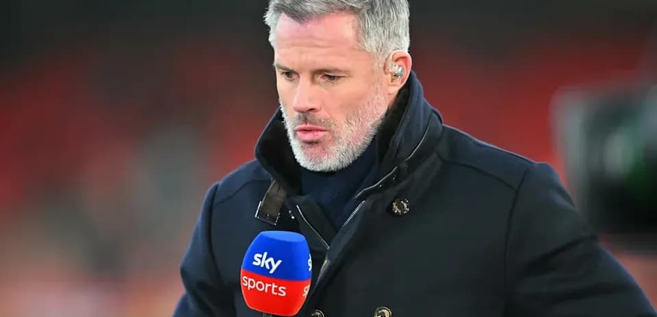Комментатор с микрофоном Sky Sports на стадионе