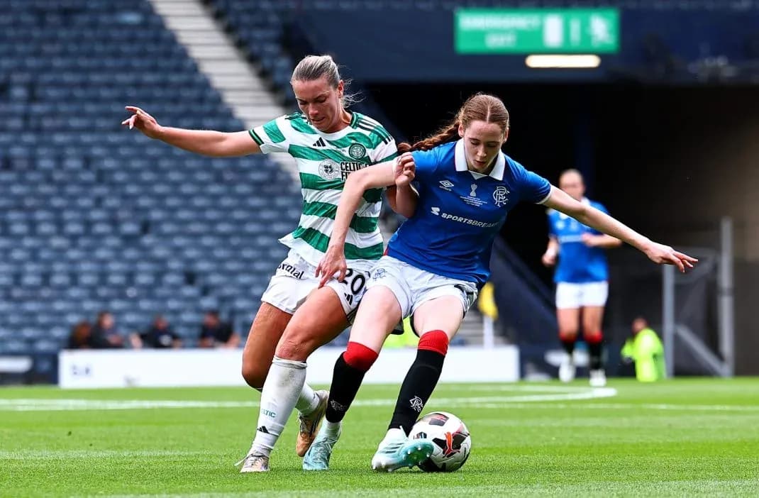 Игроки Celtic и Rangers борются за мяч