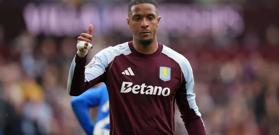 Вратарь Aston Villa показывает жест одобрения