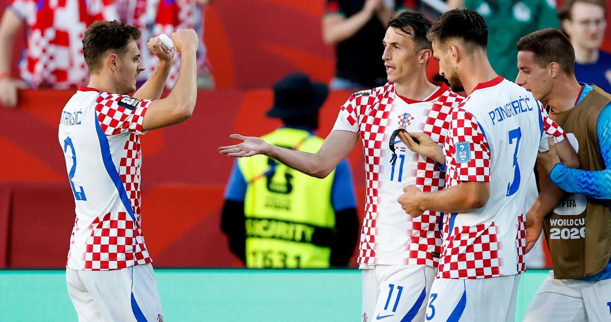 Игроки сборной Хорватии празднуют гол на поле