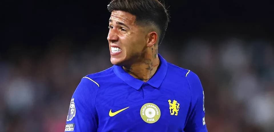 Игрок в синей форме Chelsea на поле
