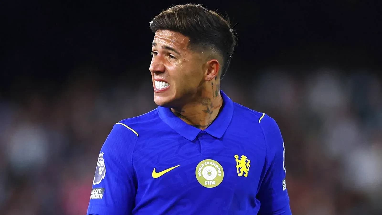 Игрок в синей форме Chelsea на поле