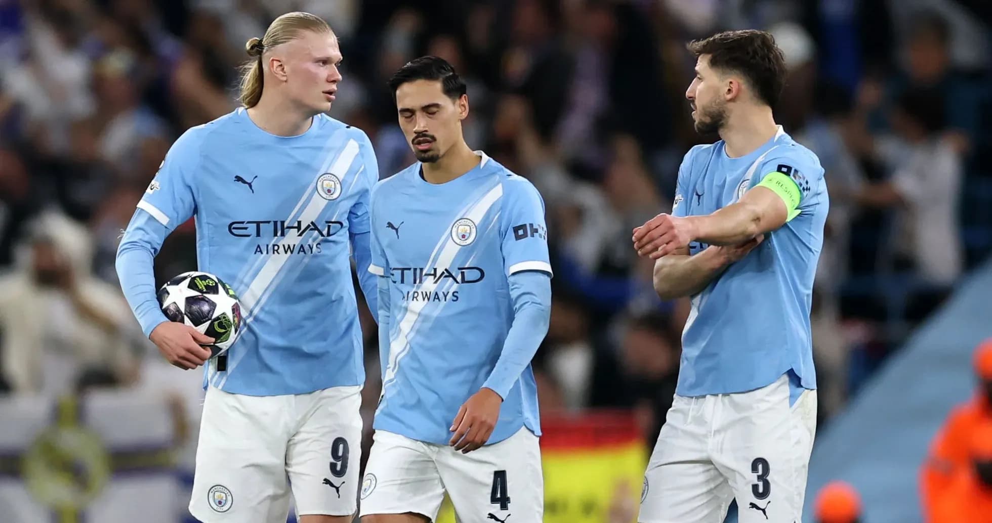 Игроки Manchester City обсуждают игру на поле