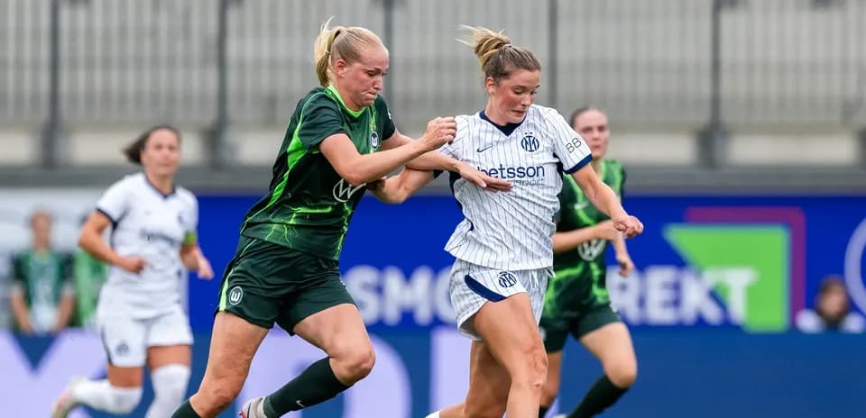 Игроки Inter и Wolfsburg борются за мяч