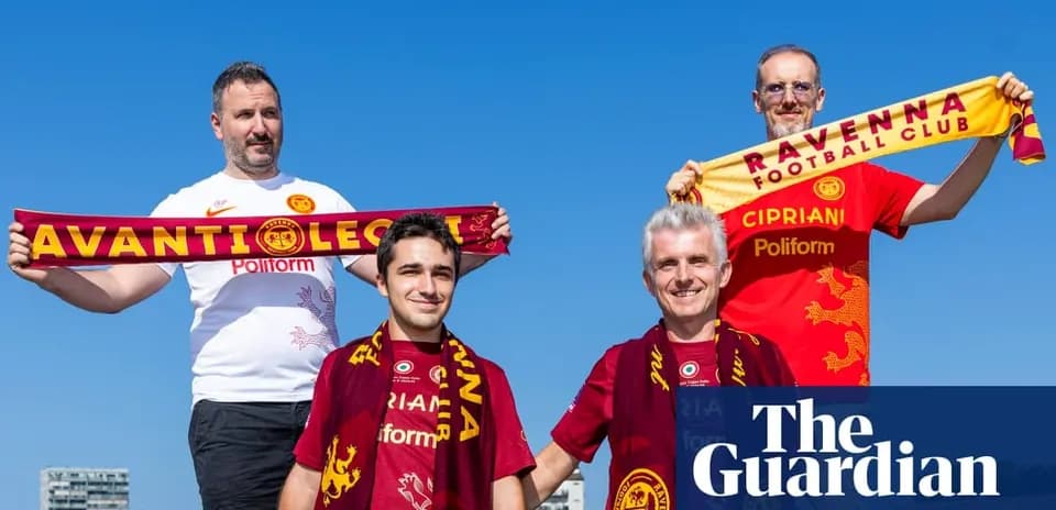 Фанаты с шарфами Ravena Football Club и Avanti Lega