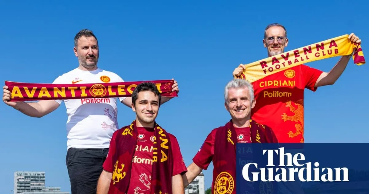 Фанаты с шарфами Ravena Football Club и Avanti Lega