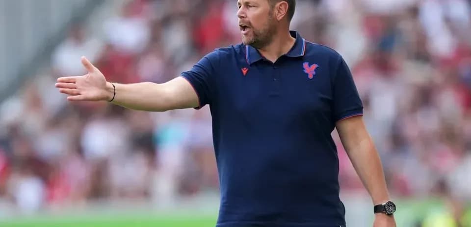 Тренер команды Crystal Palace дает указания на поле