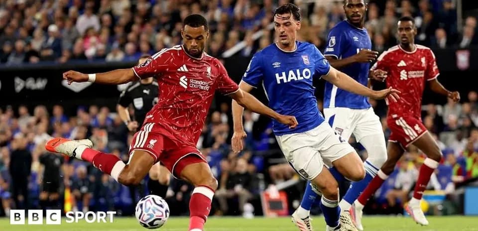 Игроки Liverpool и Ipswich борются за мяч