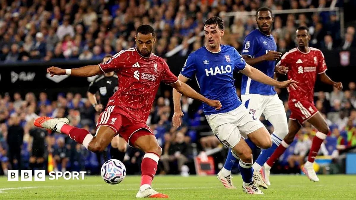 Игроки Liverpool и Ipswich борются за мяч