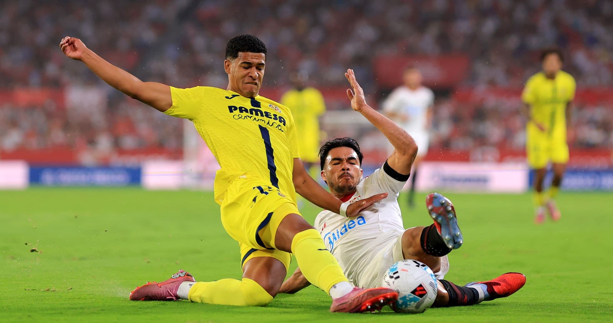 Игроки Villarreal и Sevilla борются за мяч