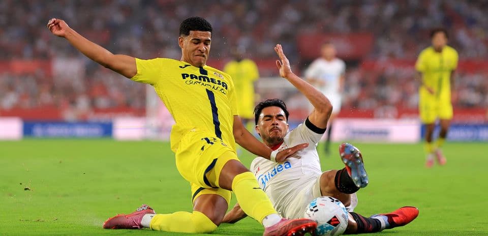 Игроки Villarreal и Sevilla борются за мяч