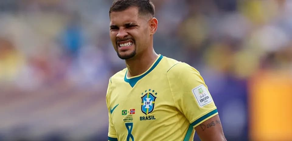 Игрок сборной Бразилии в желтой форме на поле