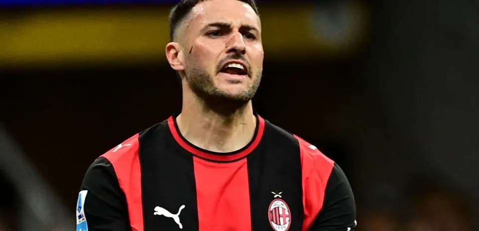 Игрок AC Milan в черно-красной форме на поле