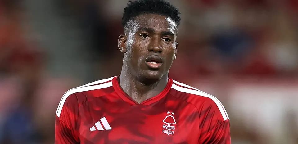 Игрок в красной форме Ноттингем Форест на поле
