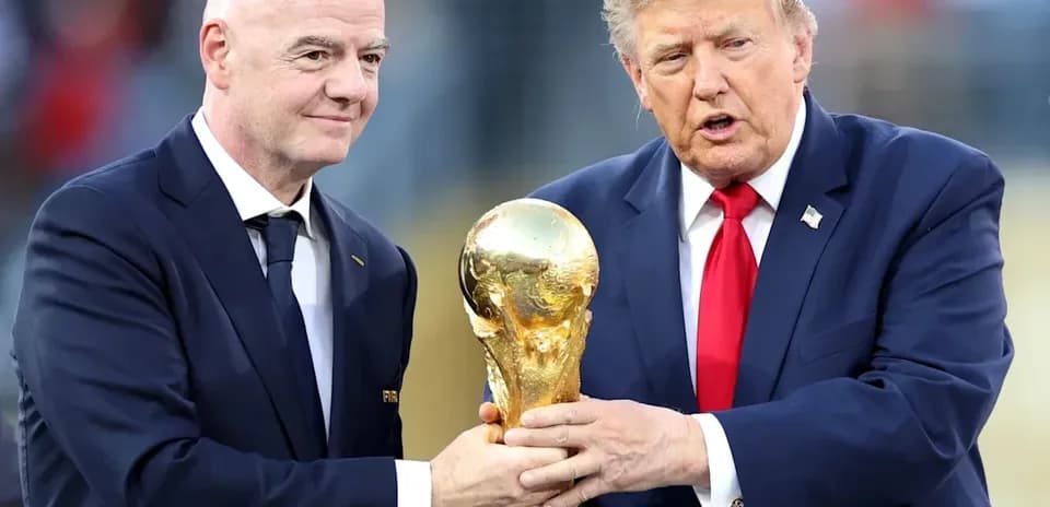 Gianni Infantino и Дональд Трамп с Кубком мира
