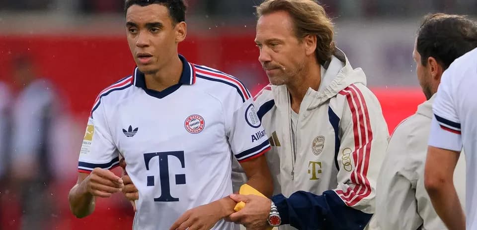 Игроки Bayern Munich на поле во время замены