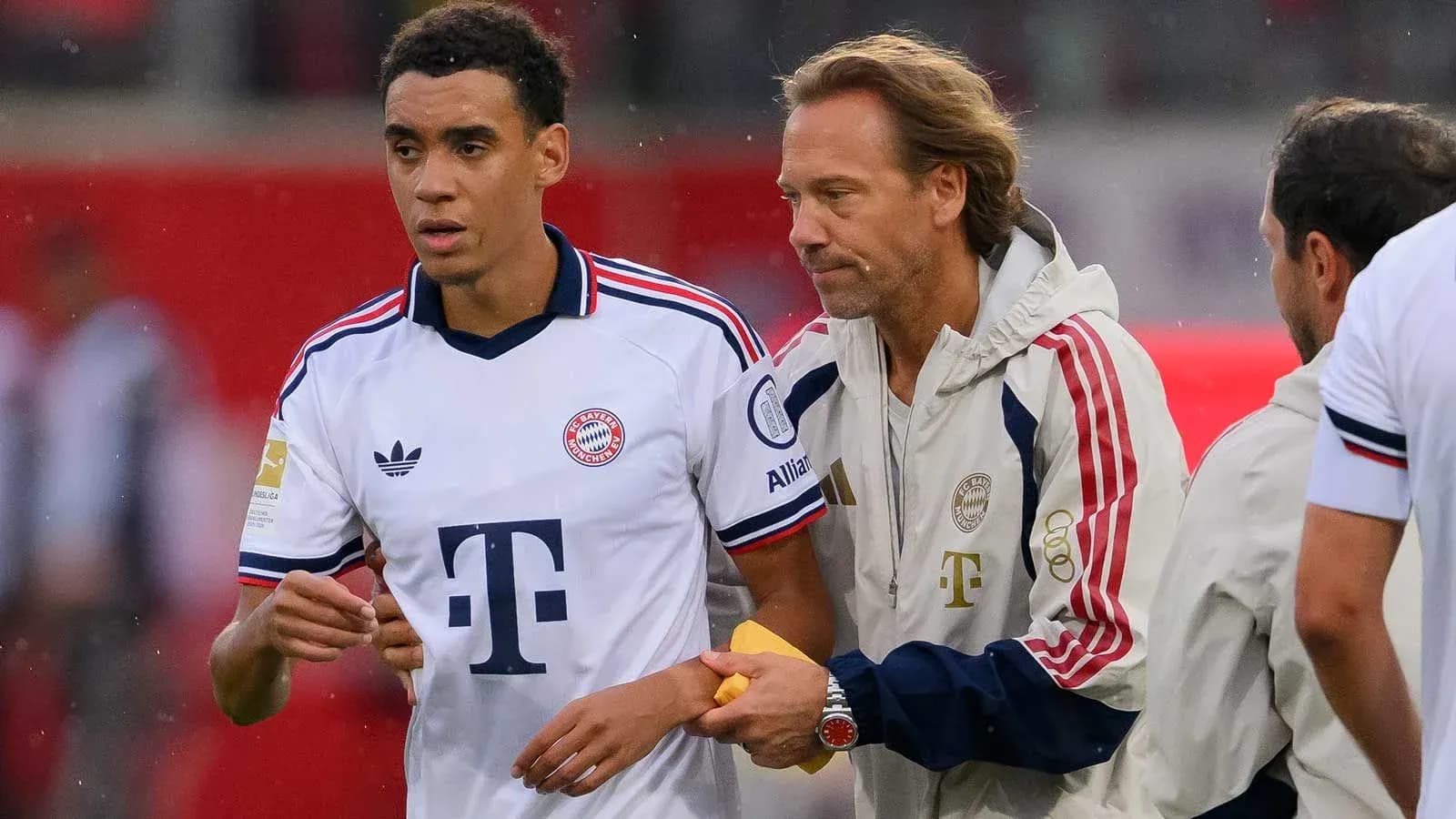 Игроки Bayern Munich на поле во время замены