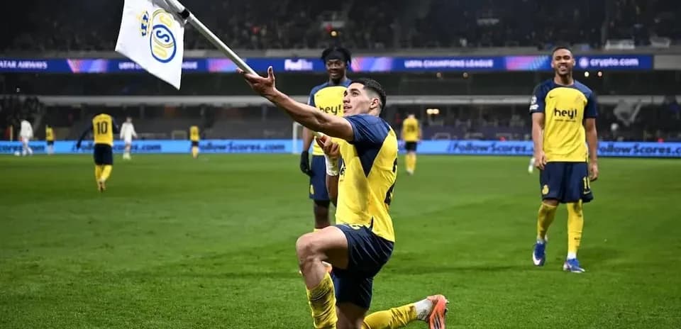 Игрок празднует гол на UEFA Champions League